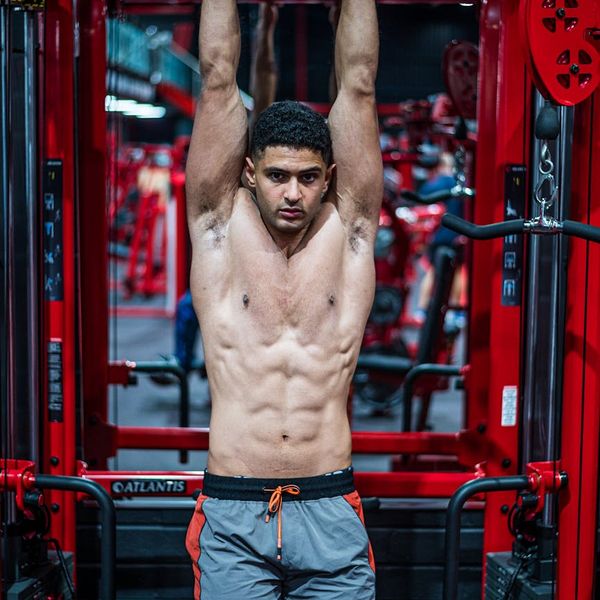Man in a state of deep focus during a physical exercise.